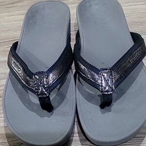 VIONIC SANDALS SIZE 9